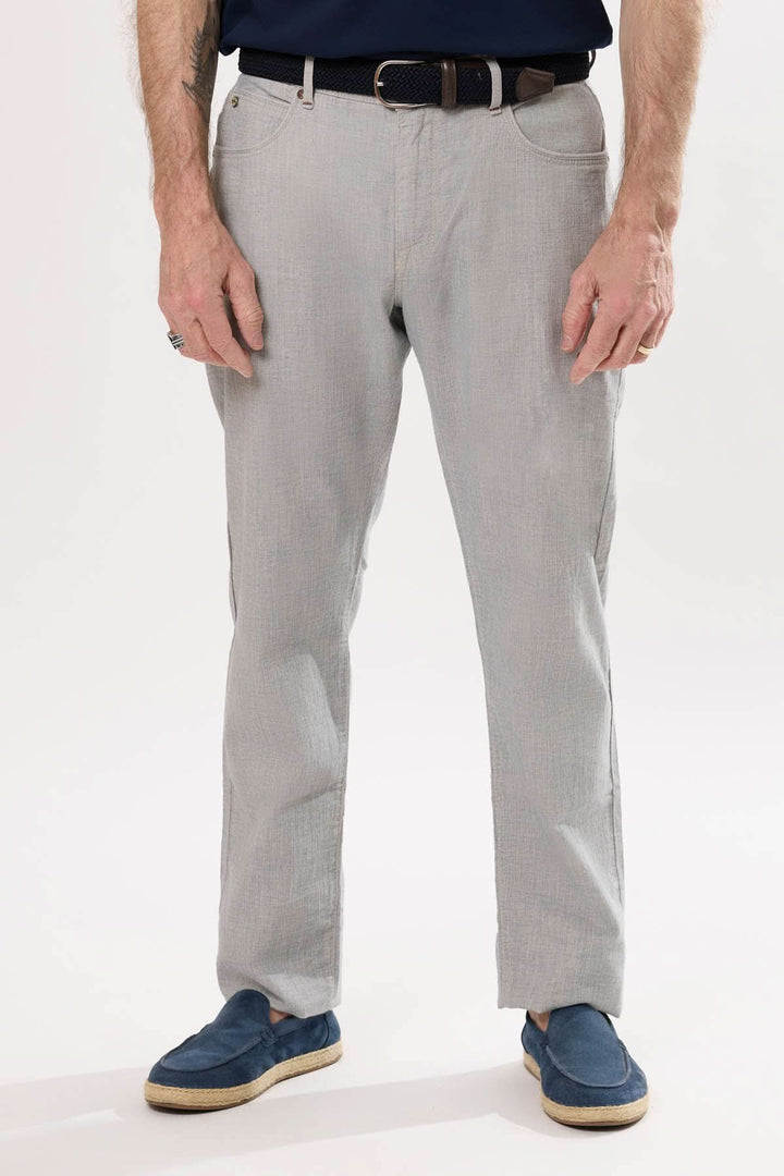 Pantalon en lin léger et décontracté, coupe droite et jambe légèrement fuselée, idéal pour la saison chaude.