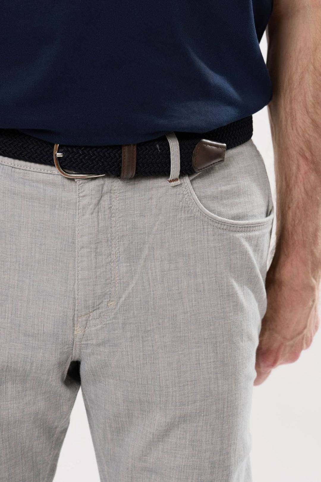 Pantalon en lin léger avec ceinture, coupe décontractée, idéal pour la saison chaude.