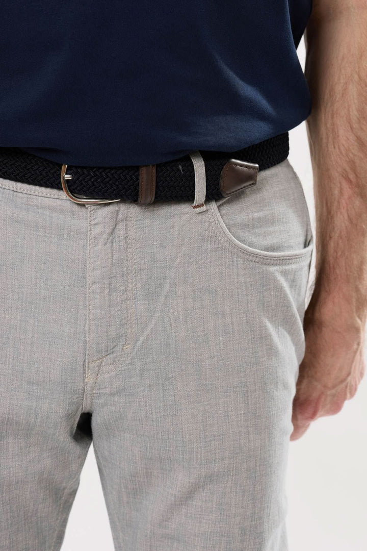 Pantalon en lin léger avec ceinture, coupe décontractée, idéal pour la saison chaude.