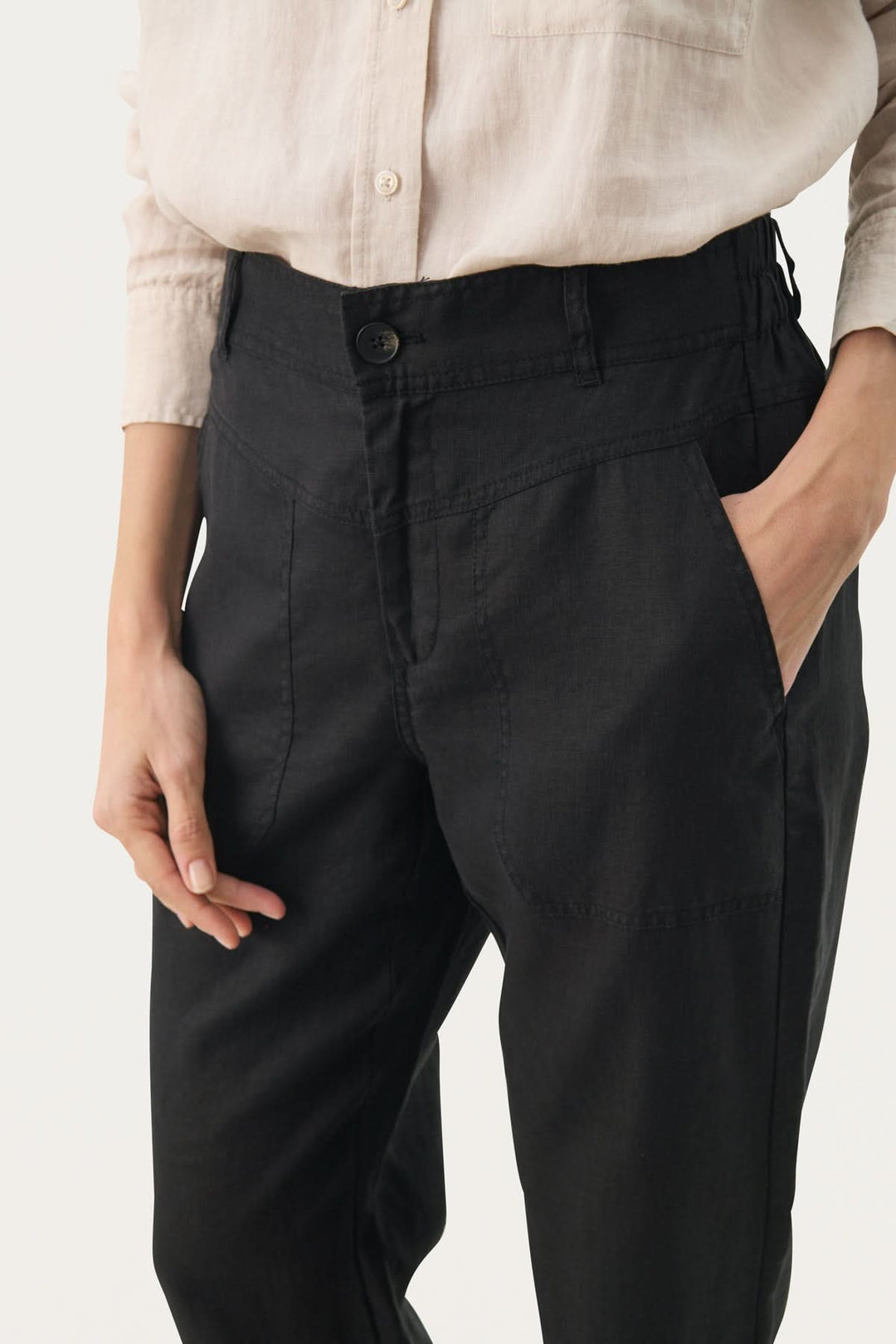Pantalon en lin Shenas noir, taille élastique, poches avant, coupe décontractée avec chevilles élastiques.