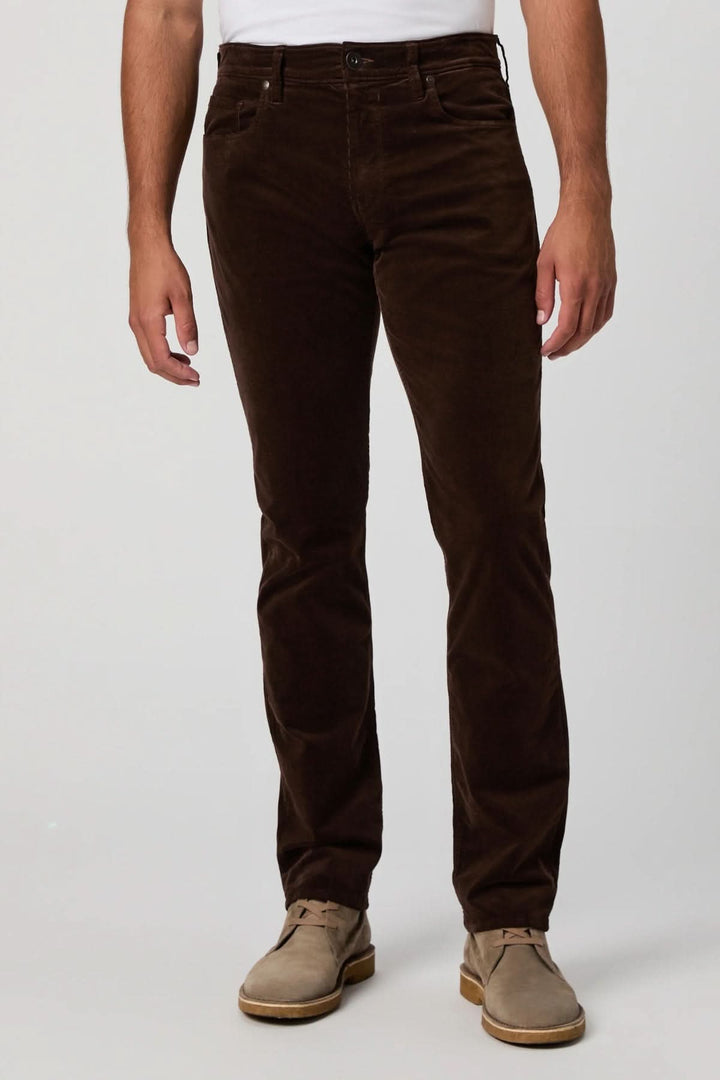 Pantalon en micro corduroy marron, coupe ajustée, confort supérieur et élégance décontractée, idéal pour un style polyvalent.