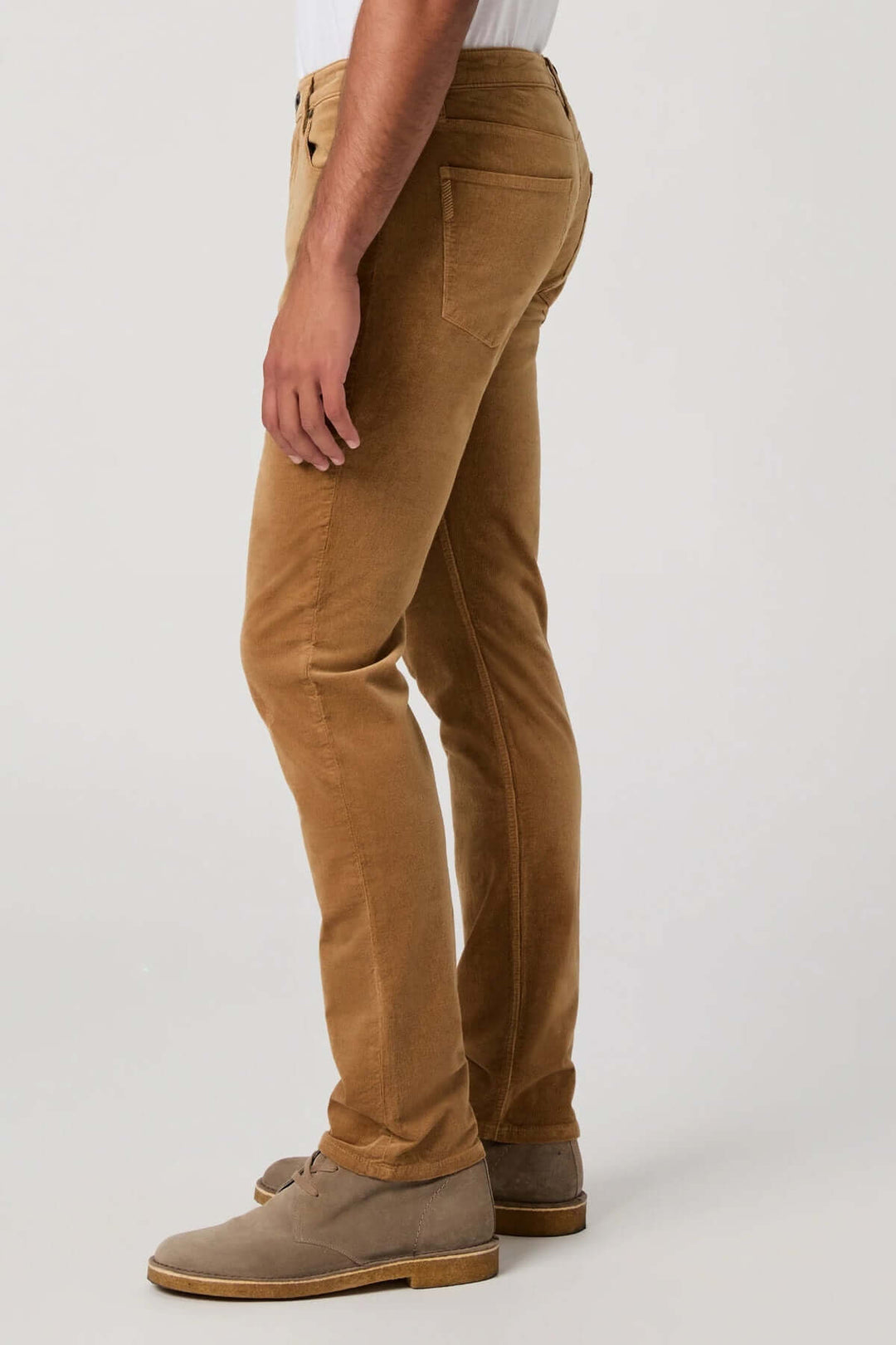 Pantalon en micro corduroy marron clair, coupe ajustée, homme portant un pantalon en micro-velours côtelé confortable et élégant.