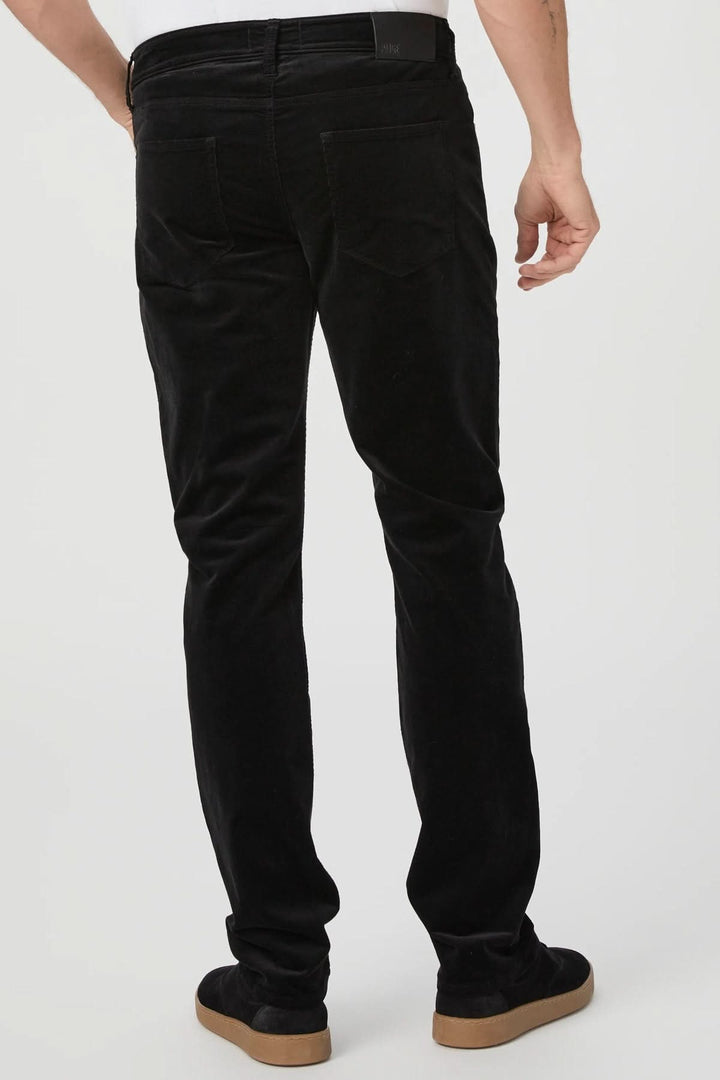 Pantalon en micro corduroy noir, élégance décontractée pour homme, coupe ajustée avec stretch doux, vue arrière.