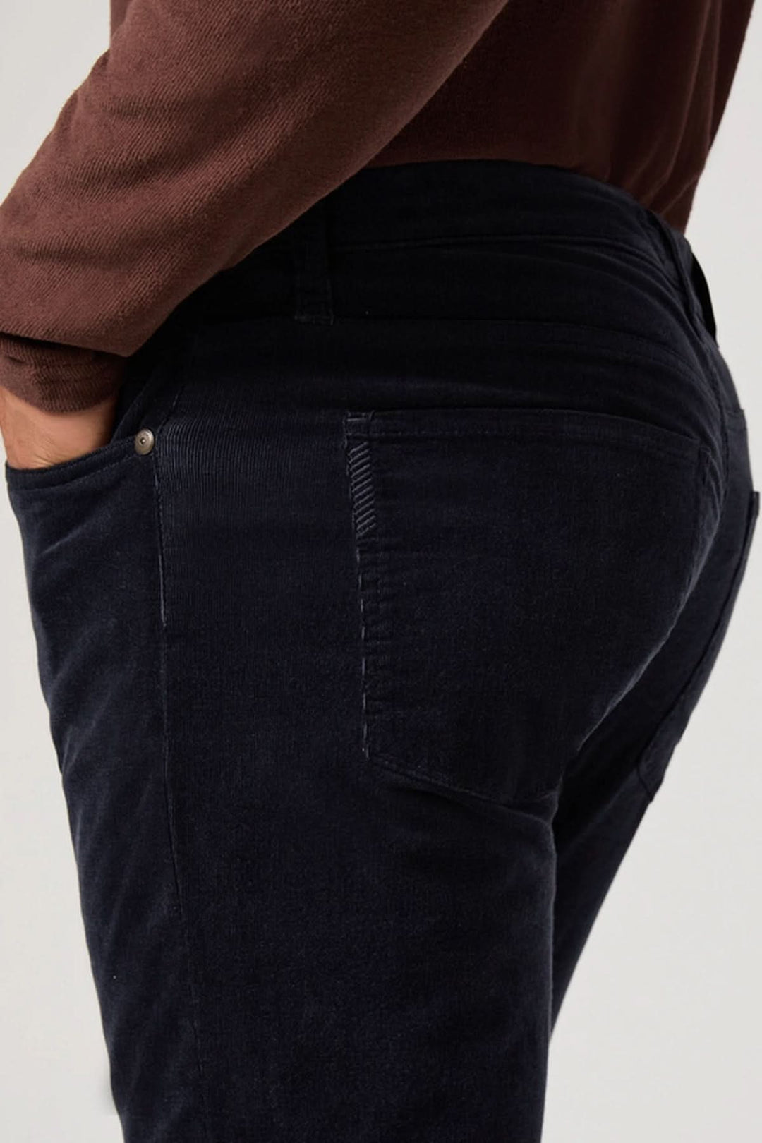 Pantalon en micro corduroy pour homme, coupe ajustée, vue latérale. Élégance décontractée et confort parfait. Micro-velours côtelé.