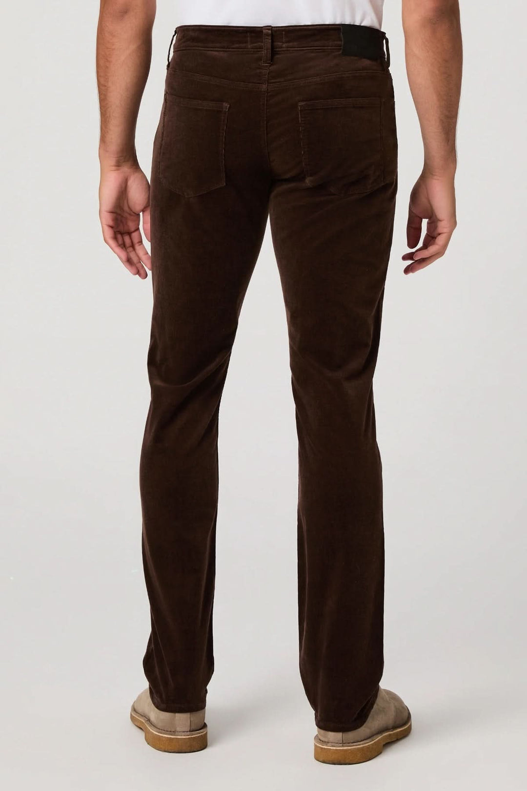 Pantalon en micro corduroy marron pour homme, vue arrière, avec coupe ajustée et design élégant et confortable.
