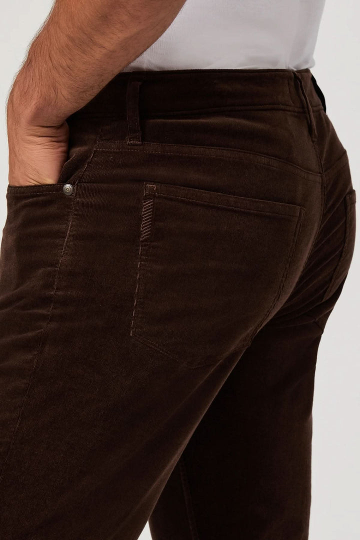 Pantalon en micro corduroy, marron, ajusté, micro-velours côtelé doux et extensible, élégance décontractée, homme, tenue sophistiquée.
