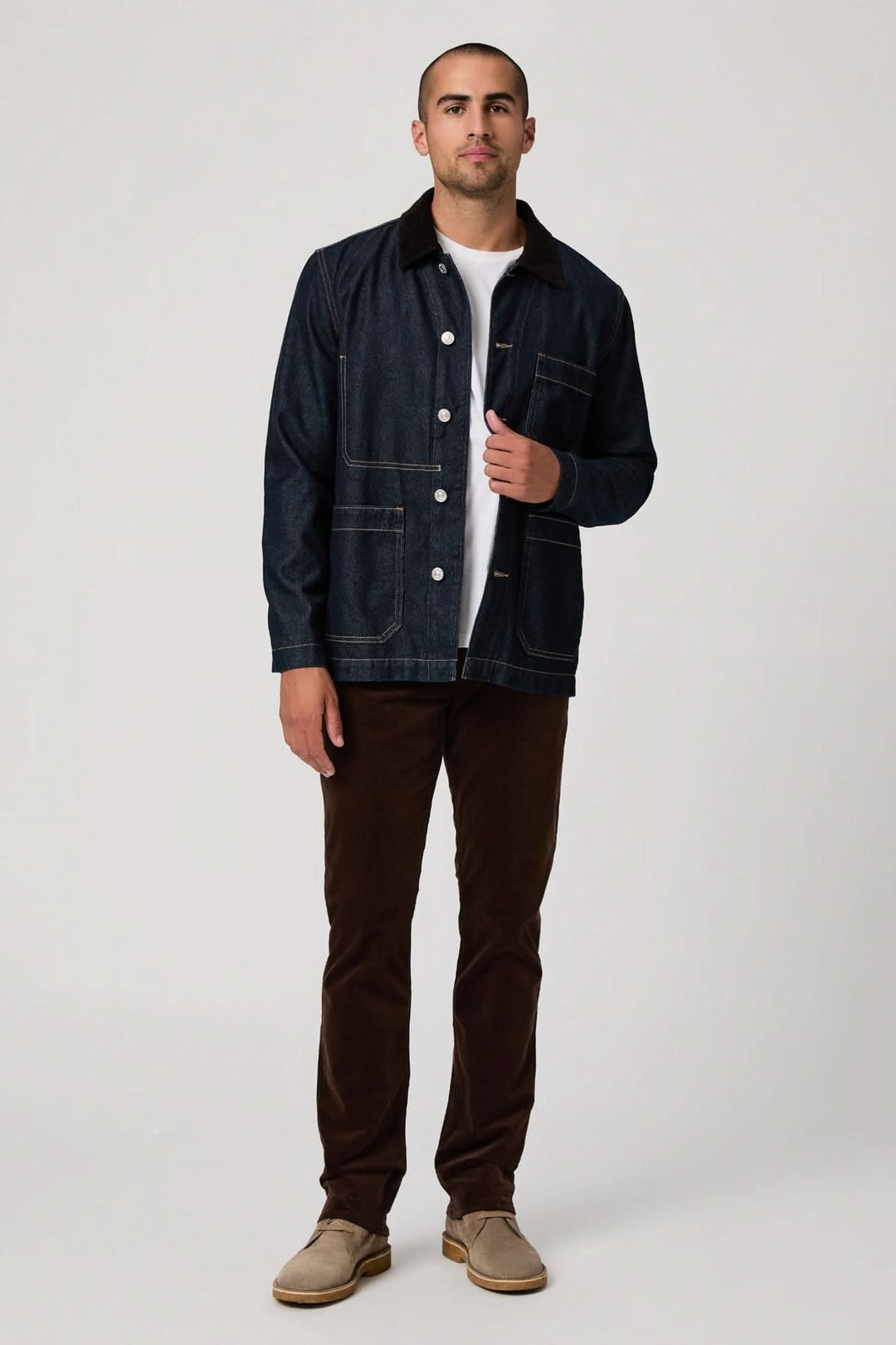 Homme portant un pantalon en micro corduroy marron avec une veste en jean, alliant confort et style élégant.