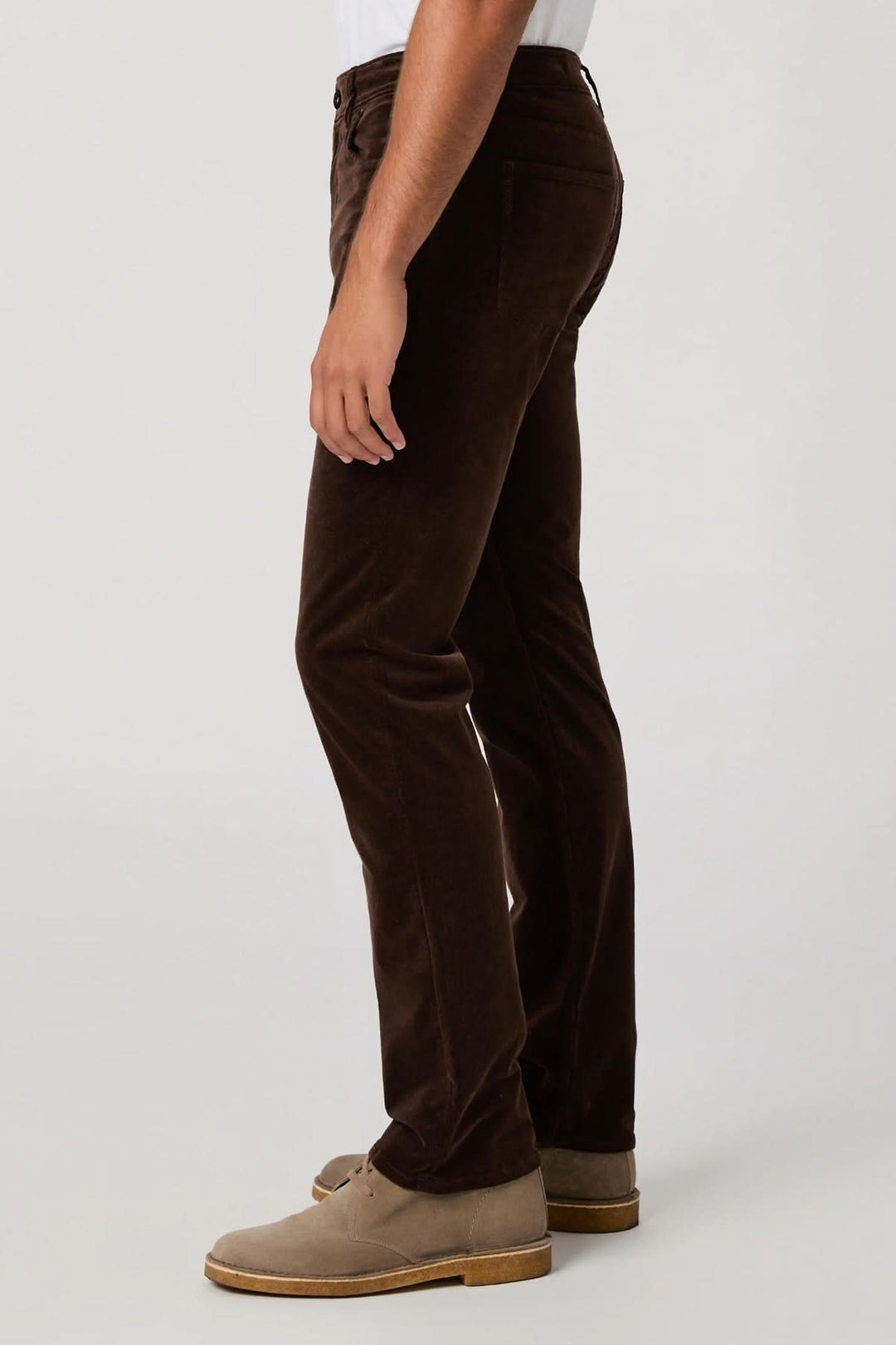 Pantalon en micro corduroy marron pour homme, coupe ajustée, velours côtelé, confort supérieur, élégant et décontracté.