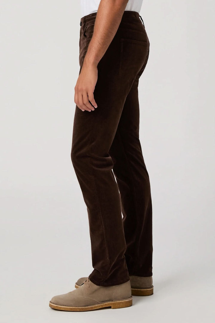 Pantalon en micro corduroy marron pour homme, coupe ajustée, velours côtelé, confort supérieur, élégant et décontracté.
