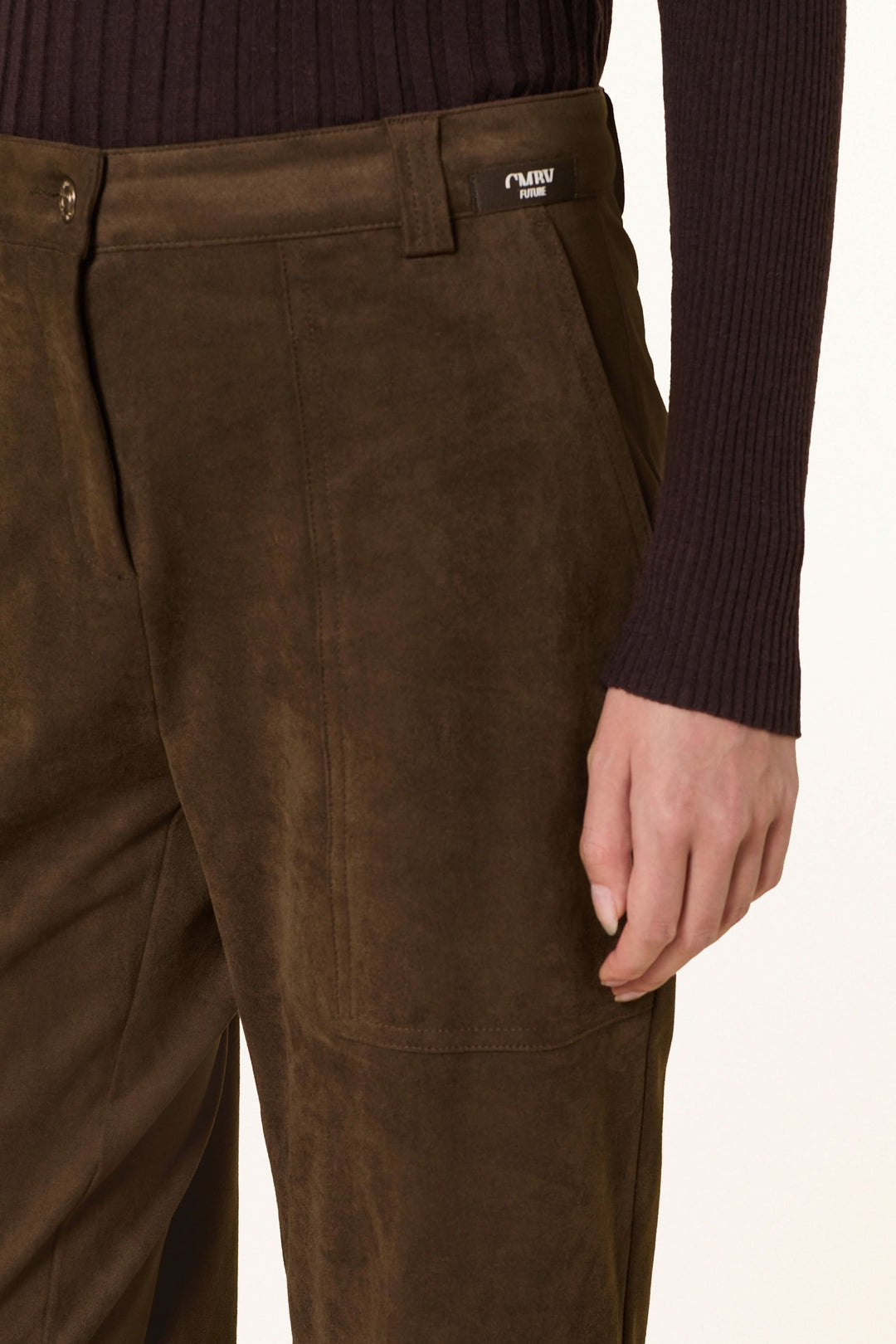 Pantalon en suédine à pinces marron avec texture douce et fermetures, idéal pour un style chic et confort au quotidien.