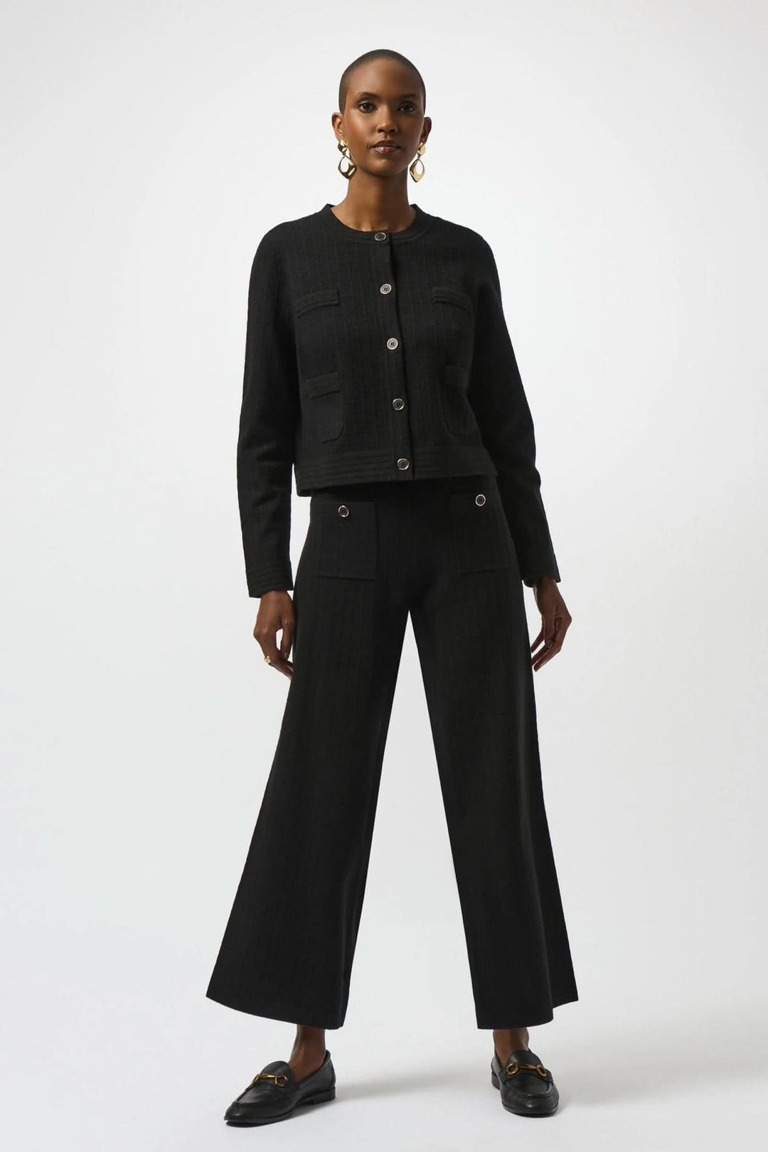 Pantalon en tricot noir ample avec blouse assortie, look élégant avec boutons décoratifs et poches avant.