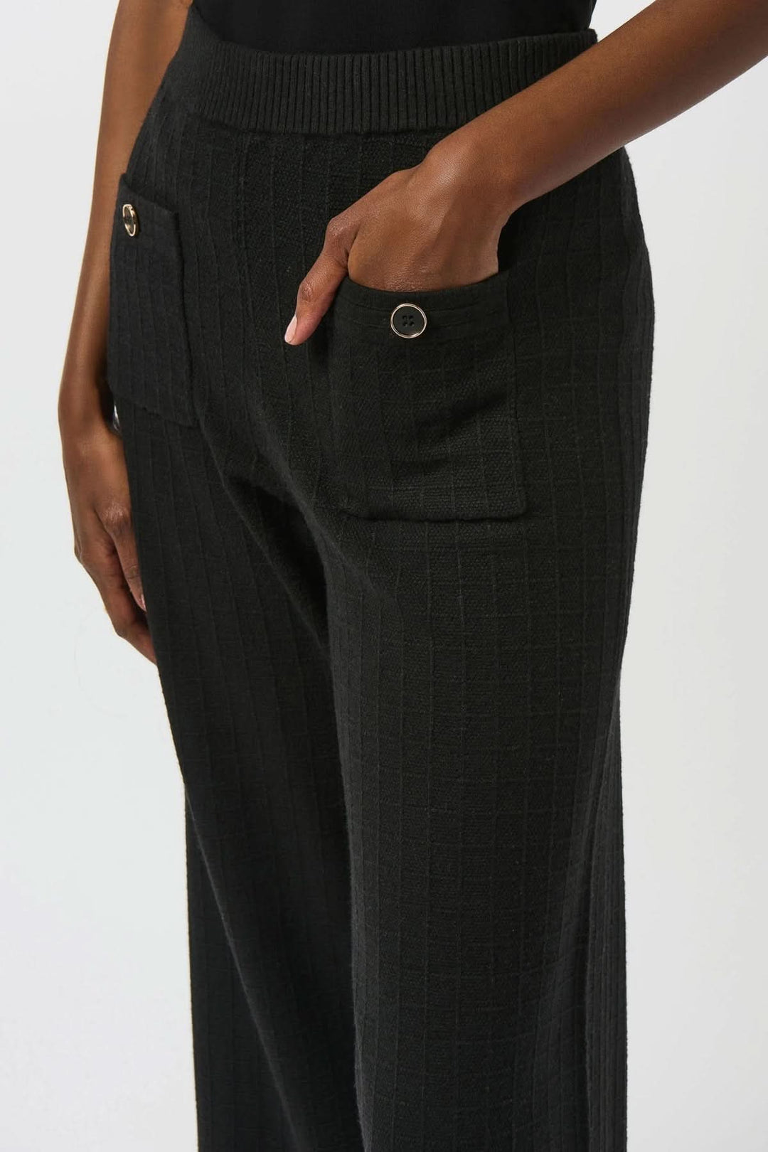 Pantalon en tricot noir ample avec poches plaquées et boutons décoratifs, taille haute et coupe 7/8.