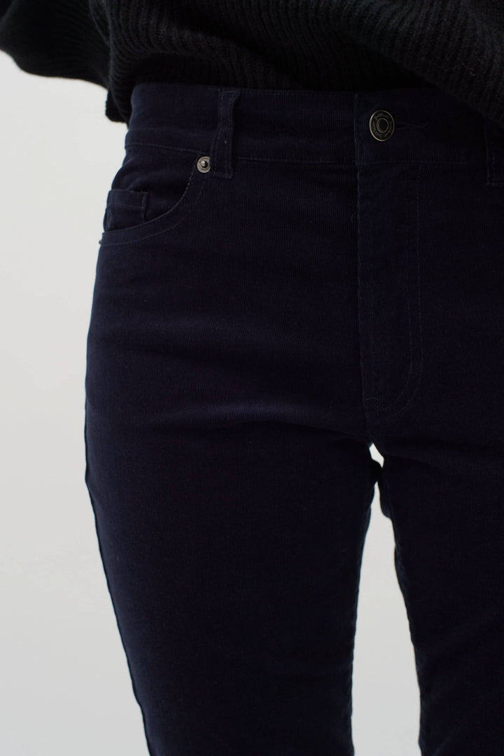 Pantalon en velours bleu marine, coupe ajustée, parfait pour l&