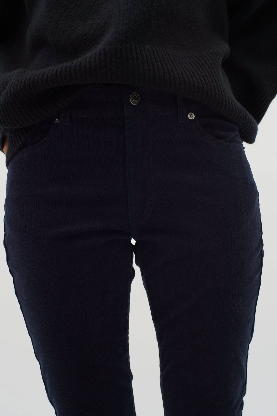 Pantalon en velours bleu marine, coupe ajustée, idéal pour l&