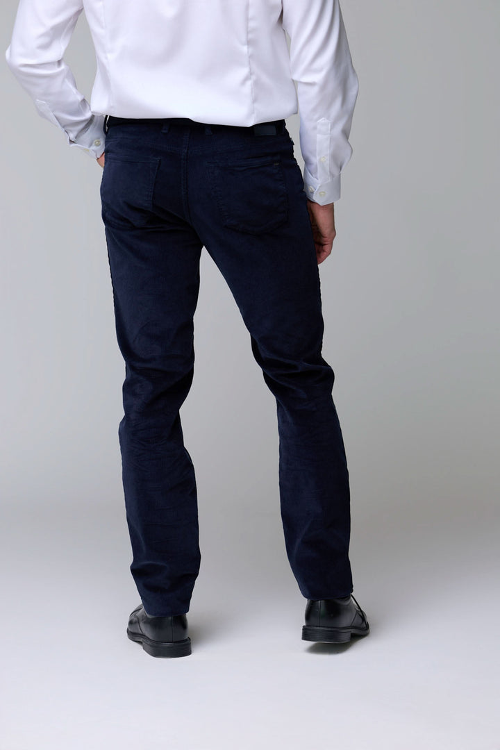 Homme portant un pantalon en velours côtelé bleu marine, élégant et moderne, idéal pour une tenue décontractée et chic.