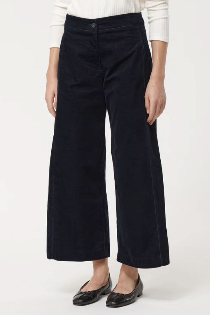 Pantalon en velours côtelé, coupe ample et raccourcie, tissu raffiné, idéal pour l'automne et l'hiver, confort et style garantis.