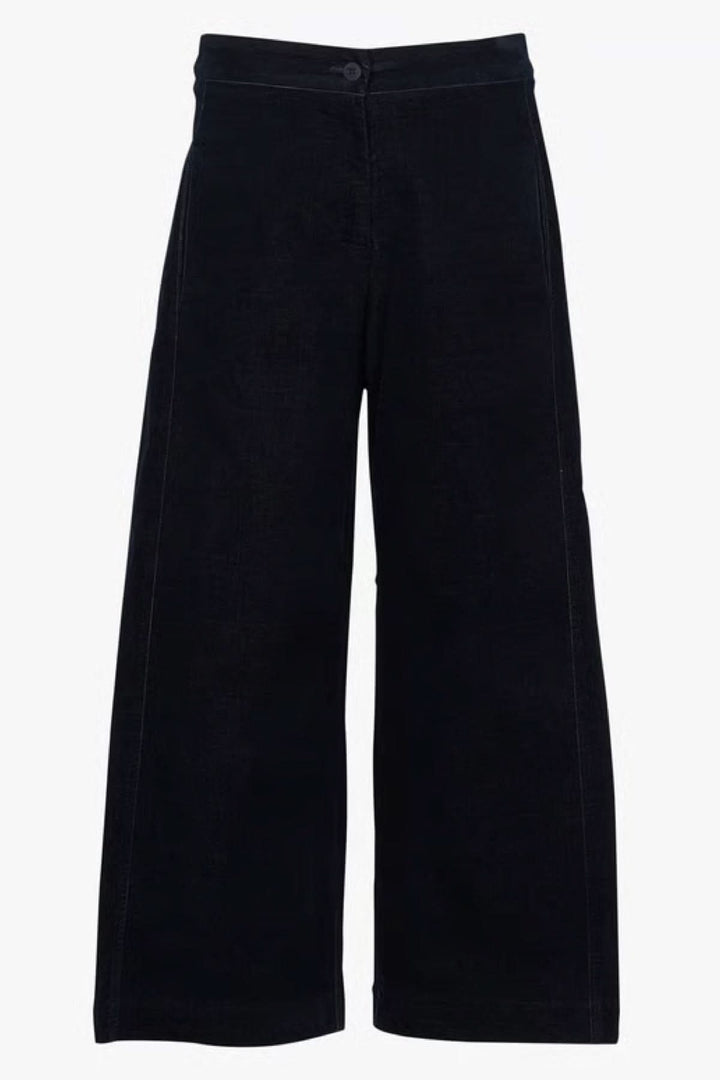 Pantalon en velours côtelé noir à coupe large et raccourcie, idéal pour l'automne et l'hiver. Taille classique élégante.