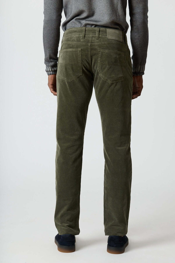Homme portant le Pantalon en velours côtelé cinq poches Michelangelo en velours vert, coupe regular slim, vue arrière.