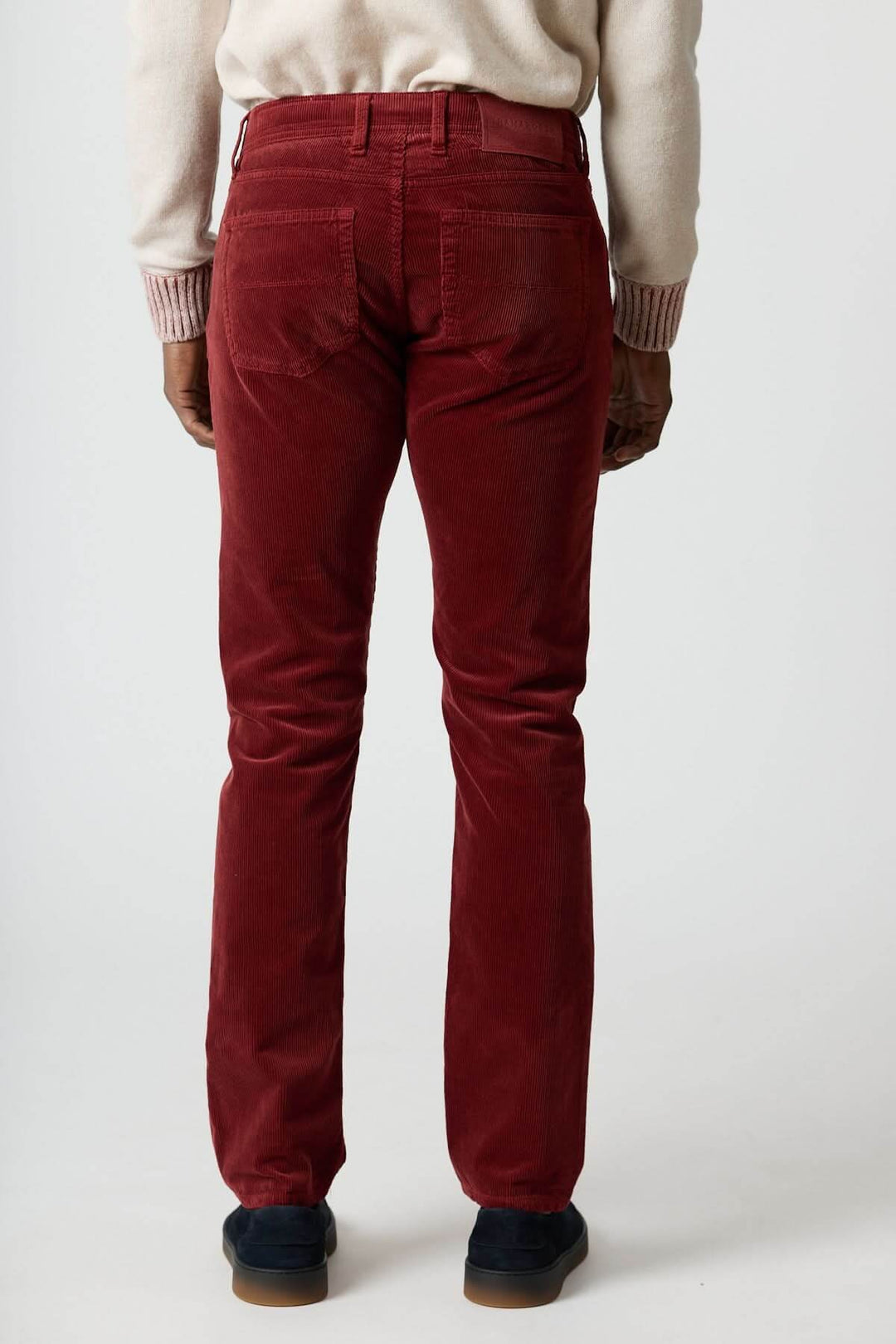 Homme portant un pantalon en velours côtelé cinq poches Michelangelo de couleur bordeaux, coupe regular slim, idéal pour hiver