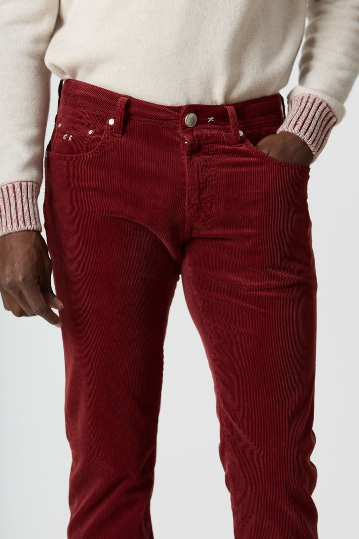 Pantalon en velours côtelé cinq poches Michelangelo en rouge, coupe regular slim, confort et élégance pour un style casual chic.