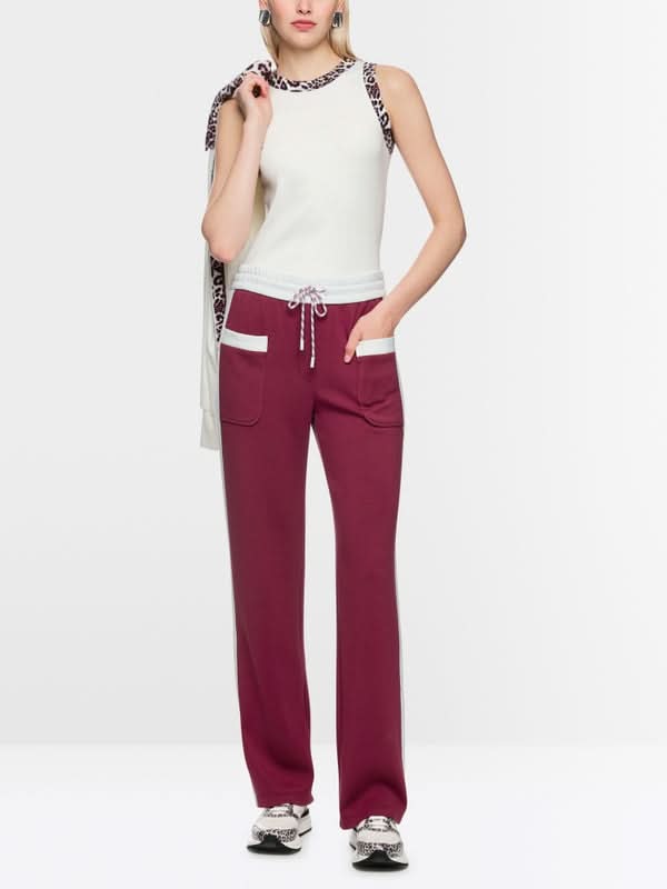 Femme portant le Pantalon à enfiler Washington avec poches latérales et cordon de serrage, rayures contrastées et confort optimal.