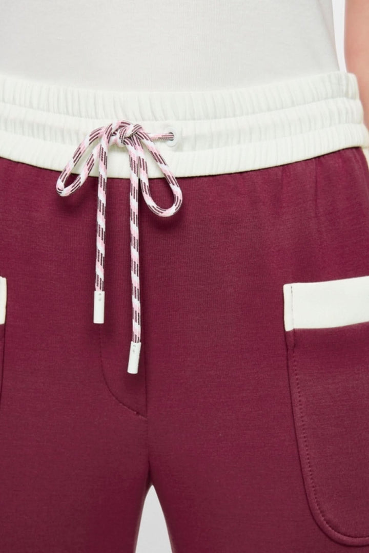 Gros plan sur le pantalon à enfiler Washington avec taille élastique et cordon, poches latérales et rayures contrastées.
