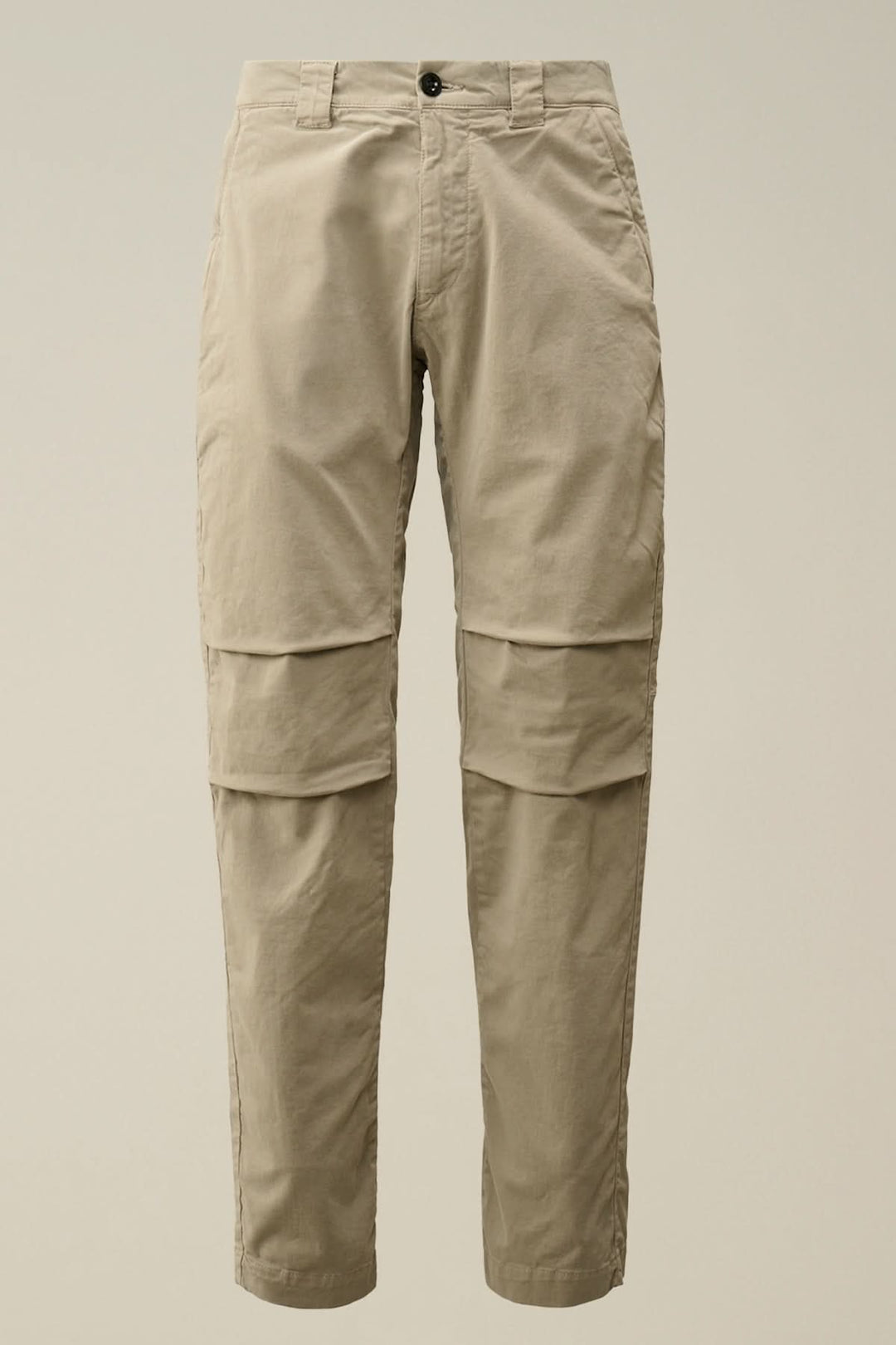 Pantalon ergonomique en satin extensible, avec poches latérales et coupe ajustée, couleur beige.