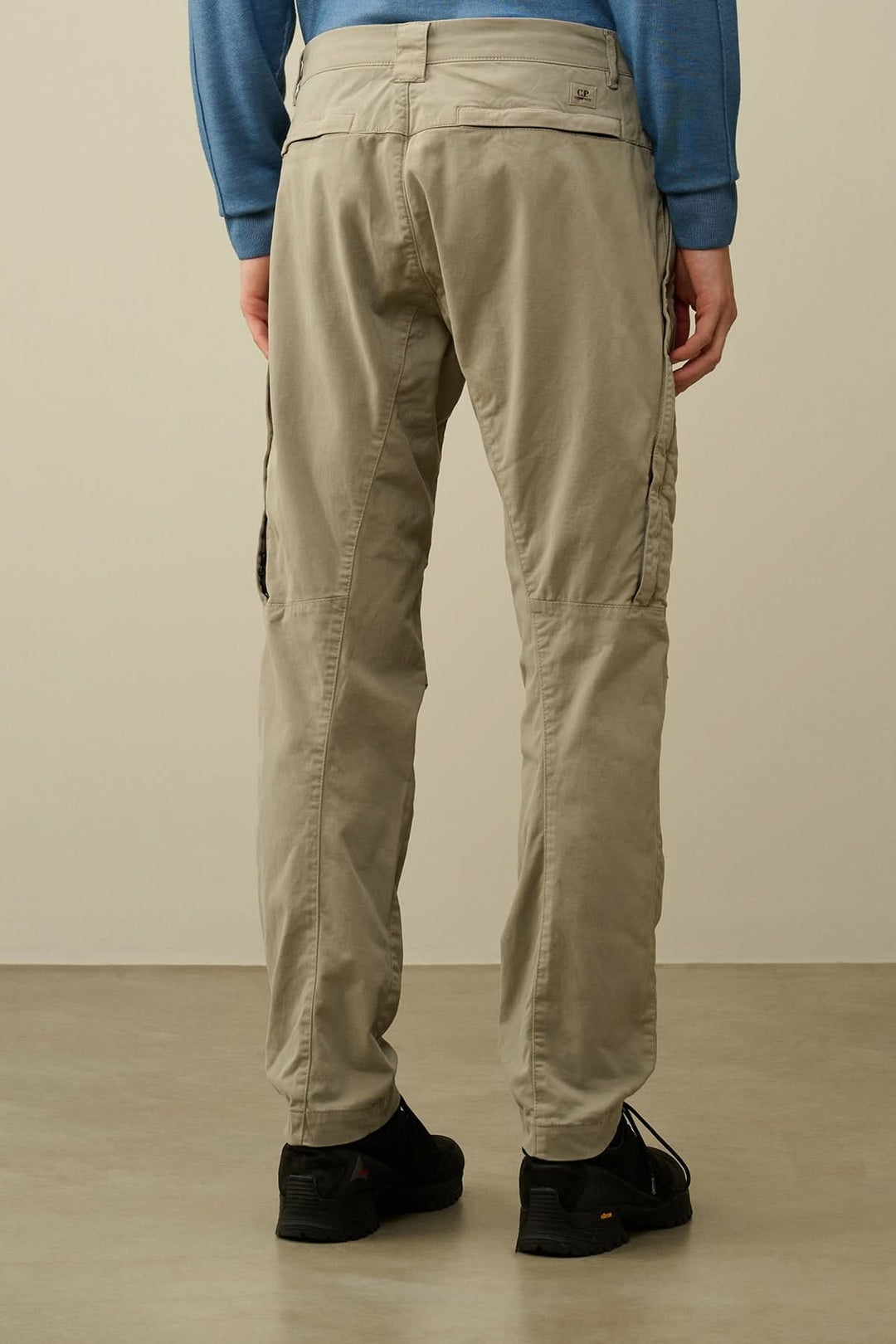 Pantalon ergonomique en satin extensible, coupe moderne avec poches et détails brodés, vue arrière.