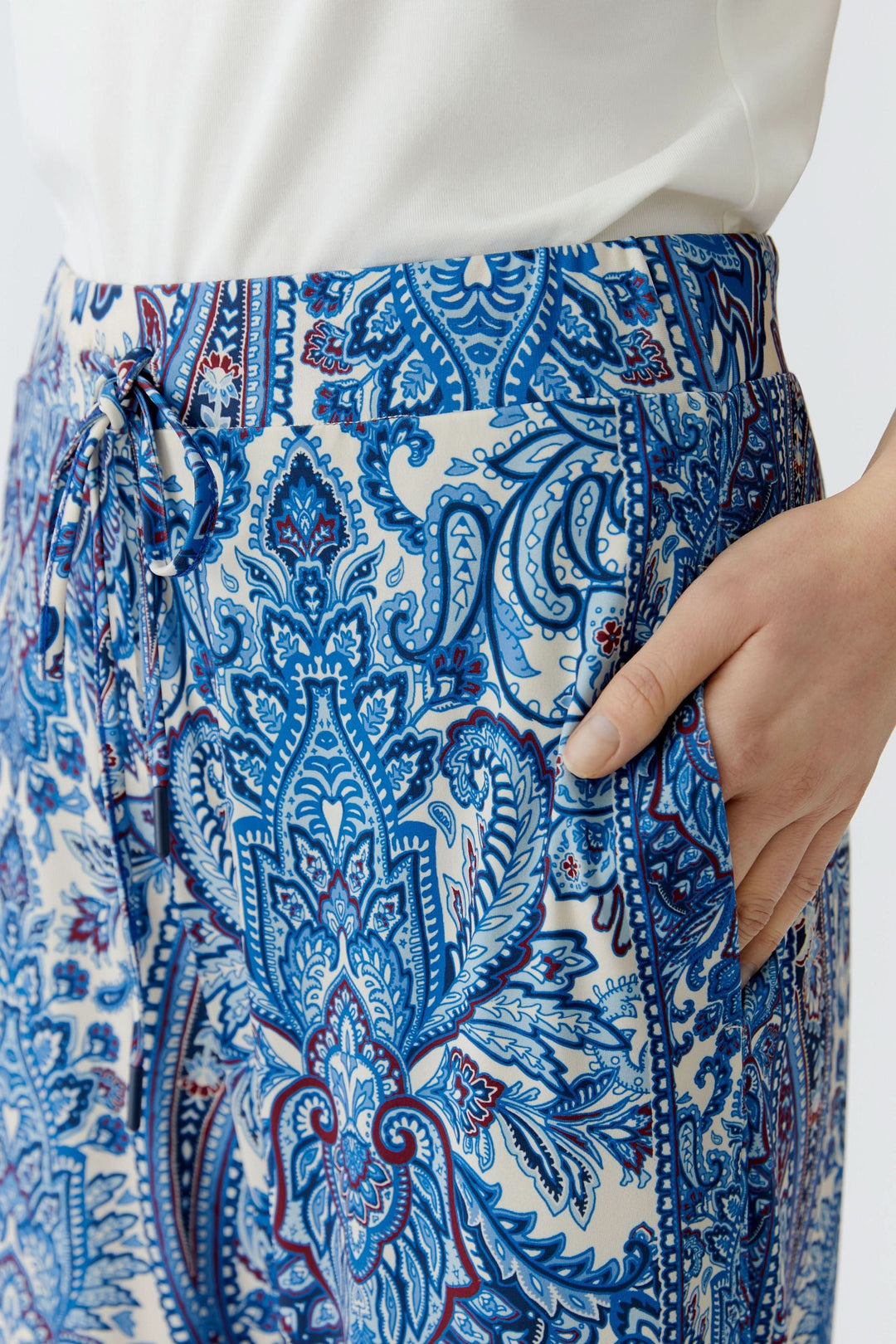 Pantalon fluide à imprimé cachemire avec motif bohème bleu et rouge, coupe droite légèrement évasée pour un look élégant et raffiné.