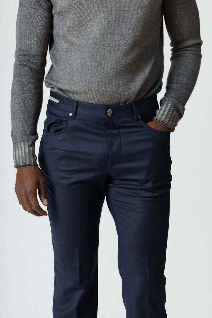 Homme portant un pantalon habillé 5 poches en laine, coupe ajustée, couleur bleu marine, idéal pour le bureau et occasions décontractées.