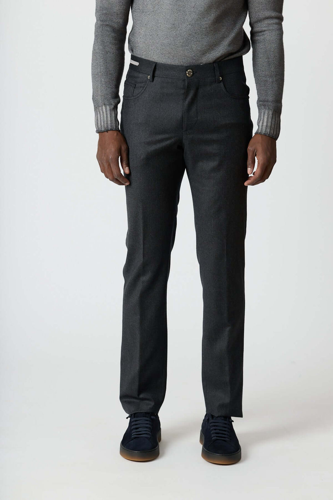Homme portant un pantalon habillé 5 poches en laine Corneliani, élégant et confortable, adapté pour le bureau et les occasions décontractées.