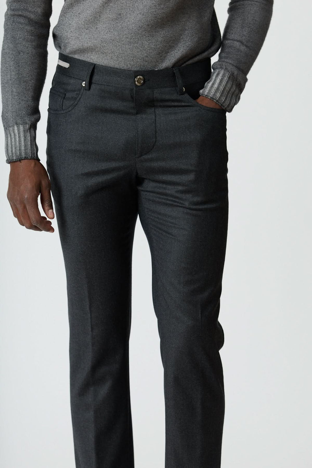 Homme portant un pantalon habillé 5 poches en laine de Corneliani, coupe ajustée, texture raffinée, pour le bureau ou occasions décontractées chic.