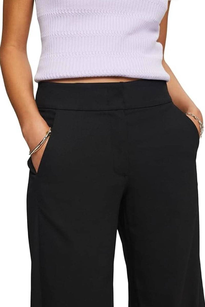 Pantalon habillé noir avec poches avant, parfait pour le bureau ou un événement spécial.