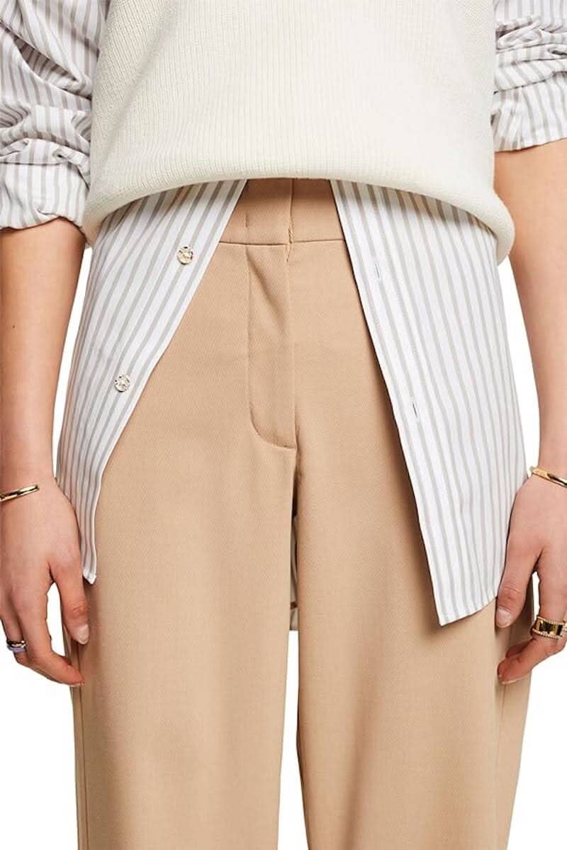 Pantalon habillé beige avec chemise rayée, idéal pour le bureau ou un événement spécial.