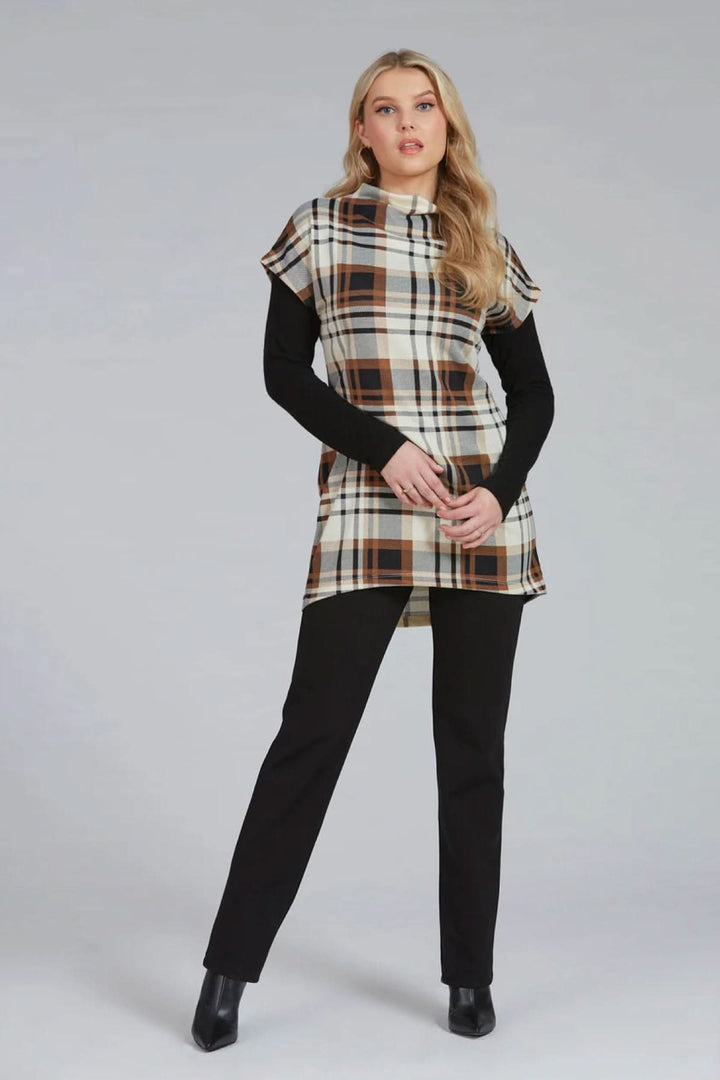 Femme portant un haut à carreaux avec pantalon noir pour un look chic et décontracté.