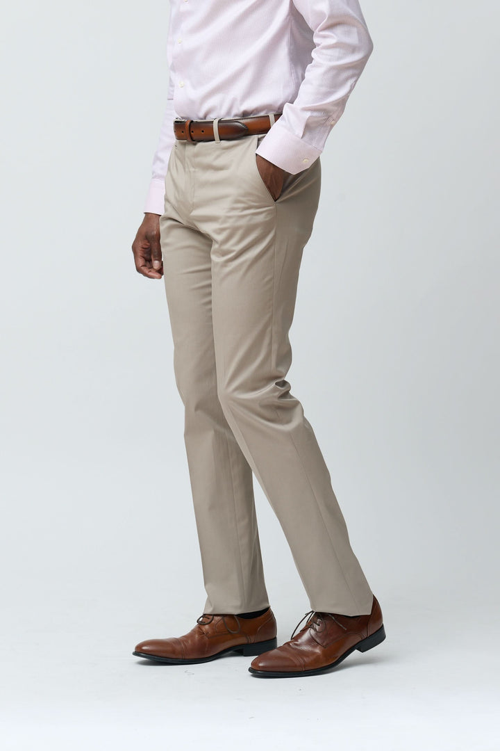 Homme portant un pantalon habillé coupe ajustée beige pour style professionnel.