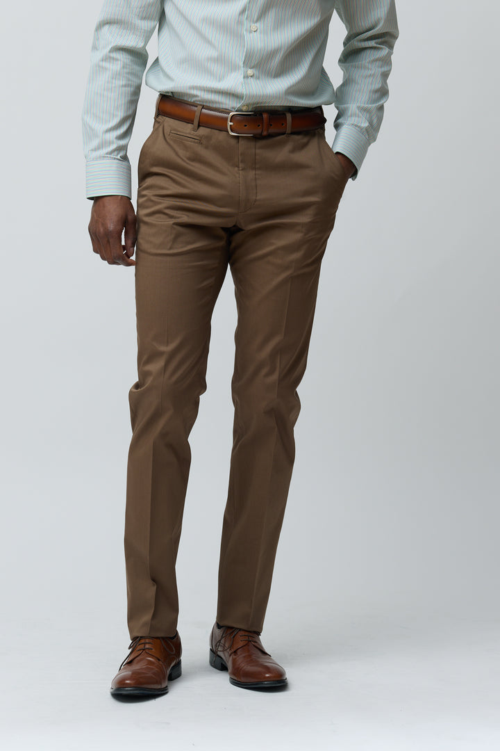 Homme portant un pantalon habillé coupe ajustée avec chemise et ceinture marron, style professionnel et élégant.