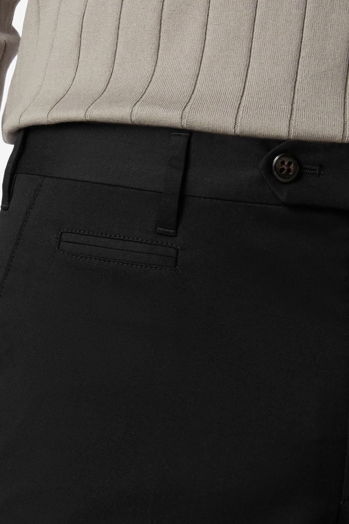 Pantalon habillé en gabardine de coton noir, coupe contemporaine, poches et bouton.