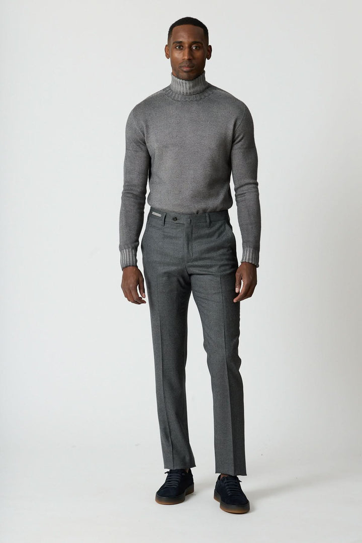 Pantalon habillé en laine à petits carreaux porté par un homme, coupe ajustée et élégante pour un style chic et sophistiqué.