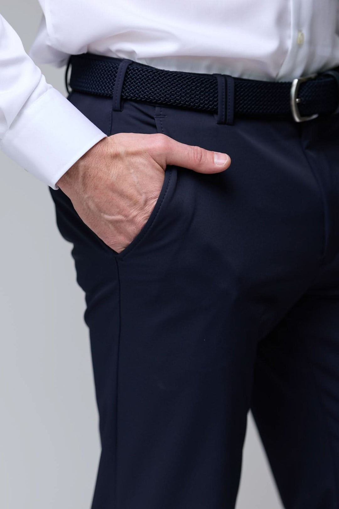 Homme portant pantalon habillé extensible coupe droite, main dans la poche, style professionnel.