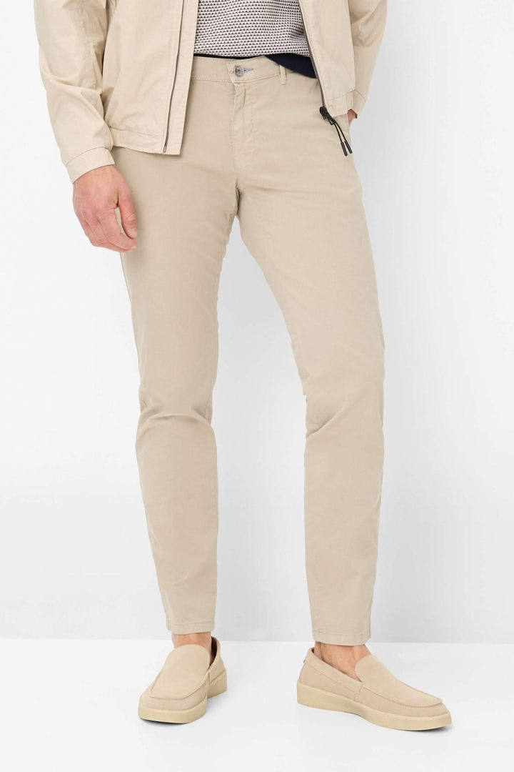 Pantalon jambe droite Silvio en toile légère, beige, offrant confort et style pour tenues décontractées ou soignées.