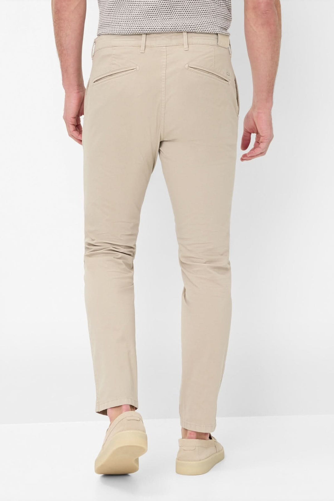 Pantalon jambe droite Silvio beige, vue arrière, tissu léger et coupe classique pour un look décontracté.
