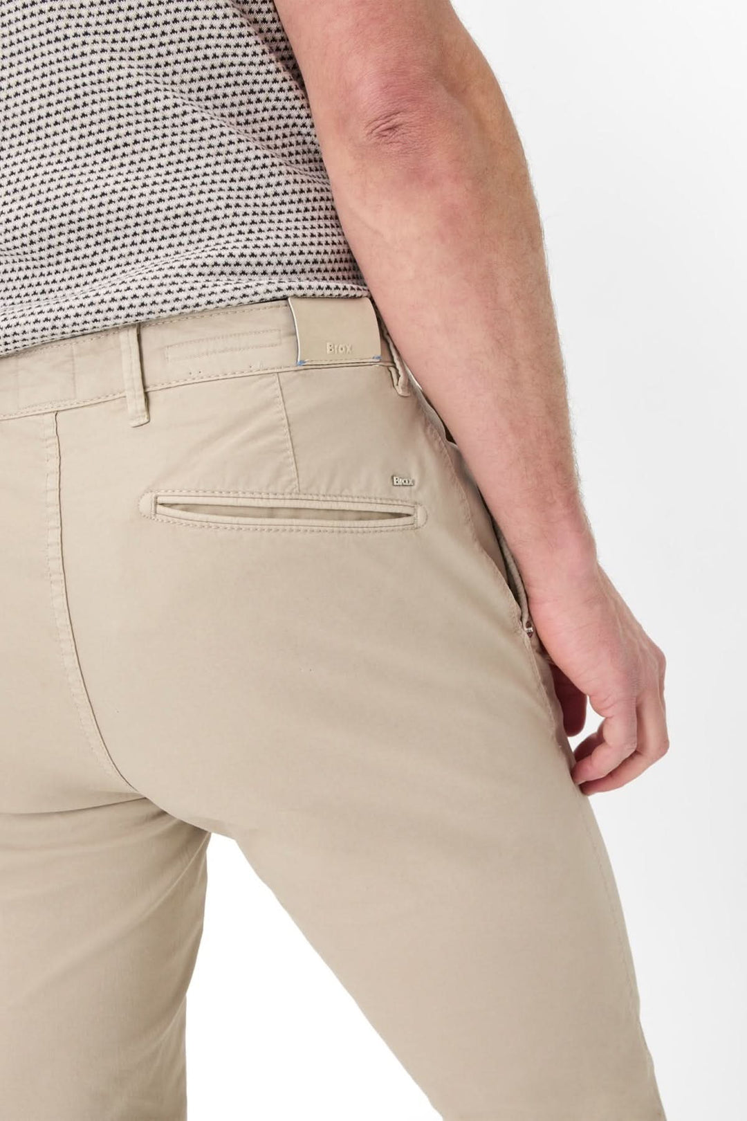 Pantalon jambe droite Silvio, beige, avec poches arrière, pour un look décontracté et élégant.