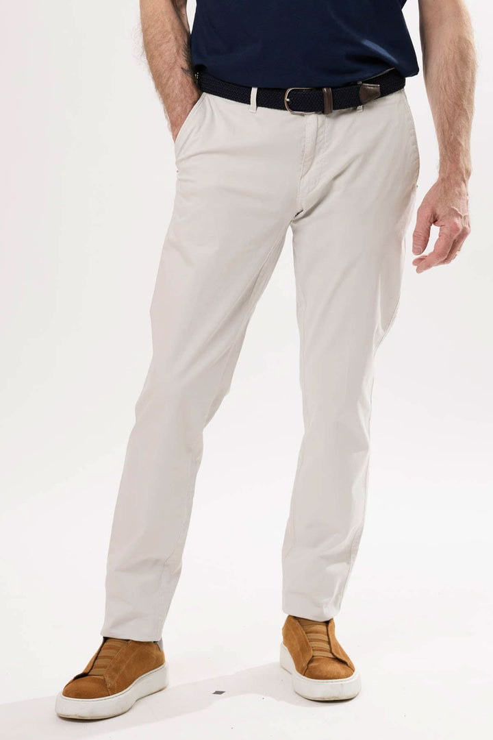 Pantalon jambe droite Silvio en toile légère, idéal pour un look décontracté ou soigné.