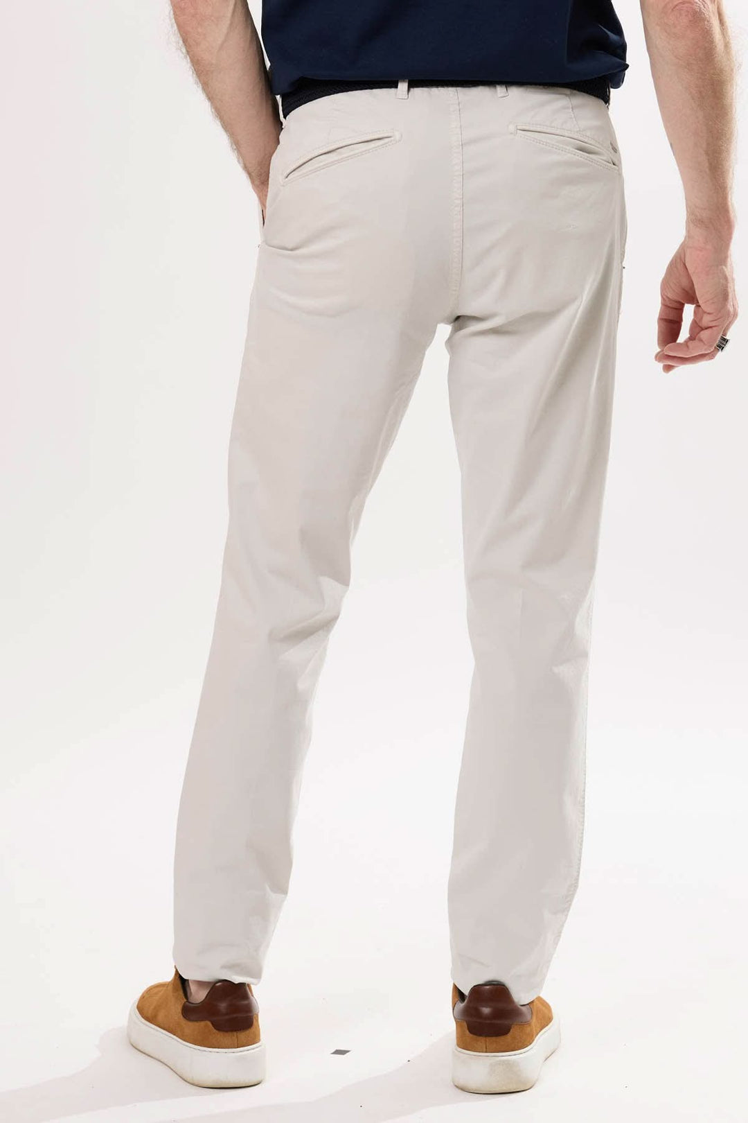 Pantalon jambe droite Silvio en toile légère, vue arrière avec détails de coupe classique et chic.