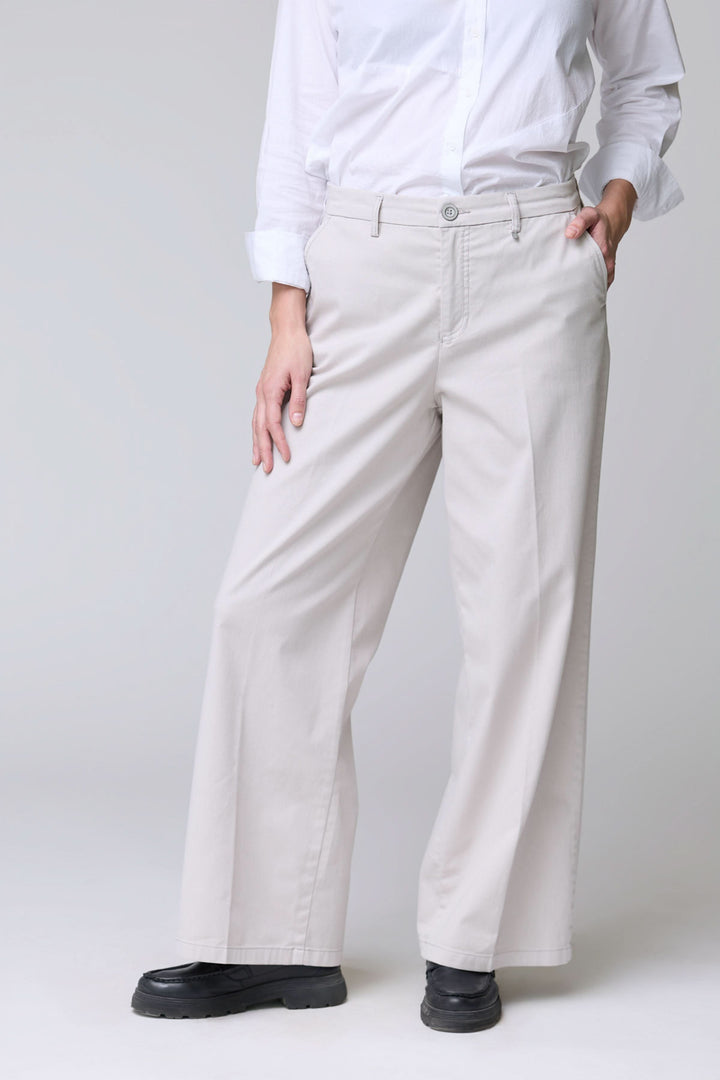 Homme portant un pantalon à jambe large élégant et confortable avec poches latérales pratiques et tissu extensible, idéal pour le bureau.