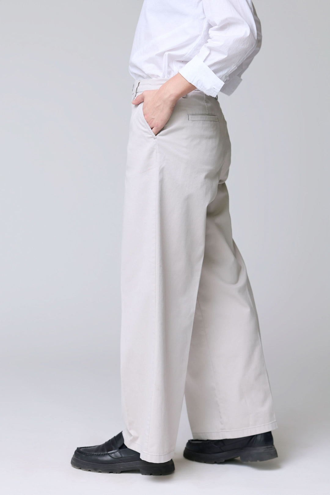 Pantalon à jambe large élégant en tissu souple avec une coupe fluide, poches latérales et ourlets nets, parfait pour toute occasion.