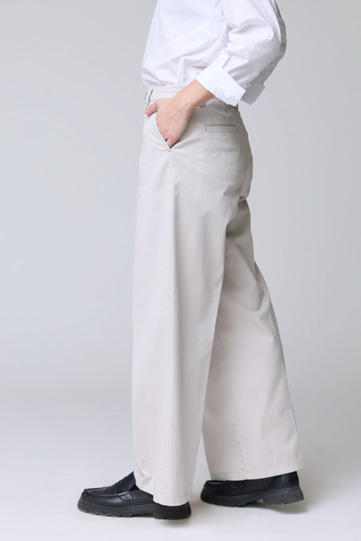 Pantalon à jambe large élégant en tissu souple avec une coupe fluide, poches latérales et ourlets nets, parfait pour toute occasion.