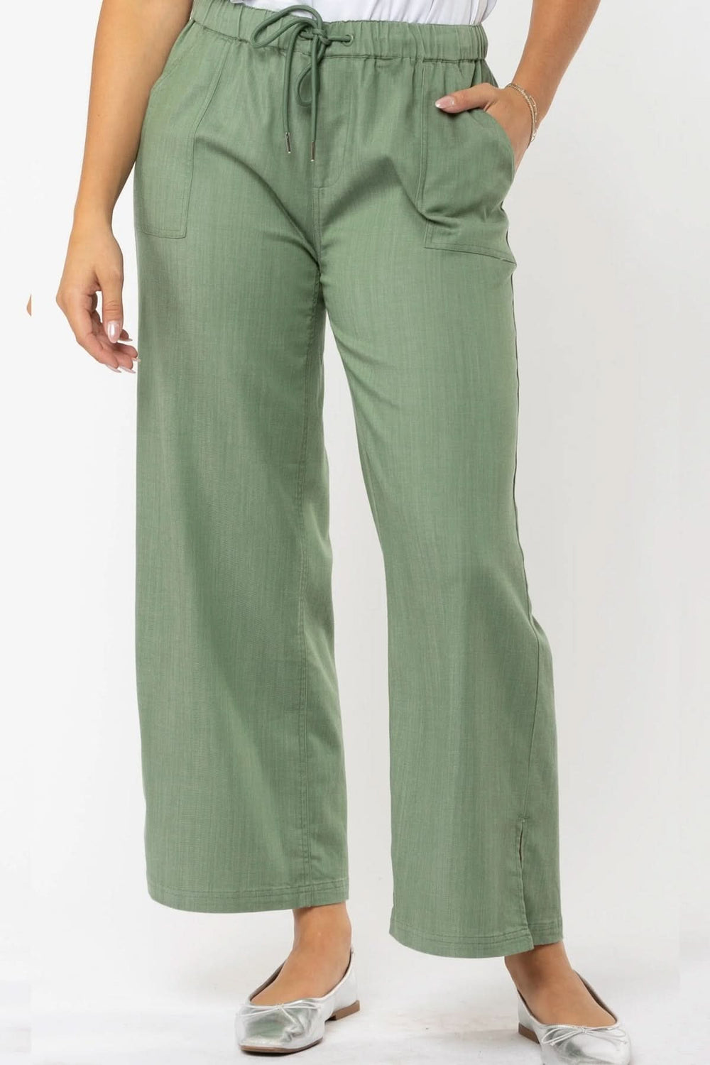 Pantalon à jambe large vert avec taille élastique et cordon, parfait pour une tenue décontractée élégante.
