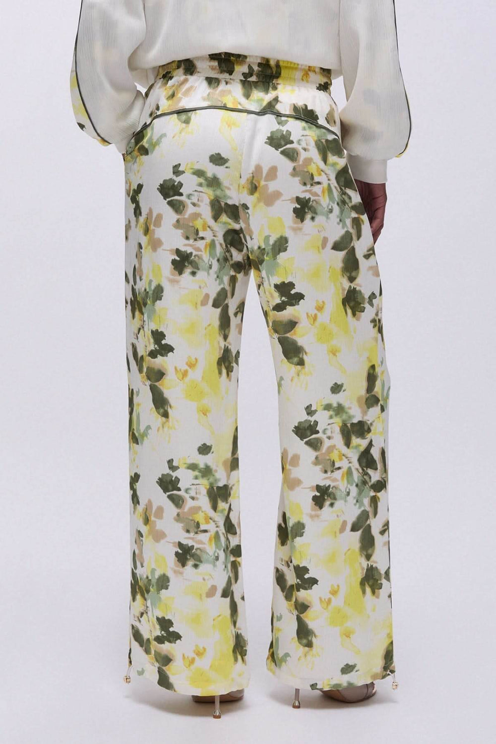 Pantalon large imprimé floral : silhouette fluide avec taille élastique, allure décontractée et élégante, motif lumineux.